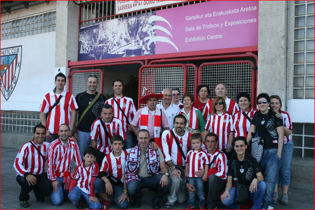 Socios de la Pea en la entrada al museo de San Mames